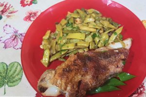 Piept de purcel afumat cu fasole verde