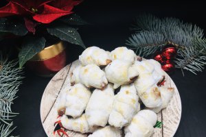 Desert cornulete fragede cu gem de visine