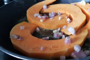 Dovleac gratinat cu alune si parmezan