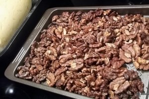 Desert cozonac traditional cu nuca si stafide