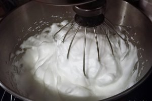 Desert cozonac traditional cu nuca si stafide