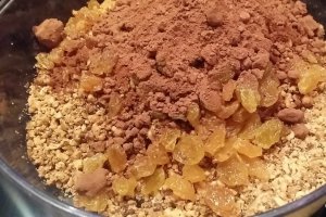 Desert cozonac traditional cu nuca si stafide