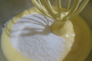Desert prajitura cu nuca de cocos, zmeura si indulcitor