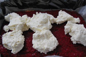 Desert prajitura cu nuca de cocos, zmeura si indulcitor