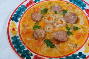 Ciorba de varza cu carnati si sorici