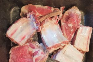 Costite si ceafa de porc cu salvie si cartofi zdrobiti