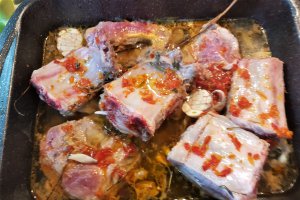 Costite si ceafa de porc cu salvie si cartofi zdrobiti