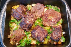 Costite si ceafa de porc cu salvie si cartofi zdrobiti