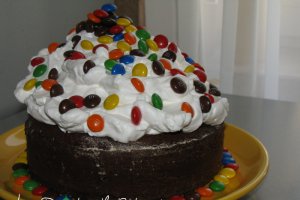 Chec cu frisca si bomboane M&M