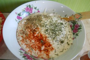Ciocanele de pui in sos de smantana si cascaval, la cuptor