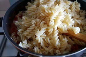 Paste cu piept de pui in sos chilli si mozzarela