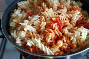 Paste cu piept de pui in sos chilli si mozzarela