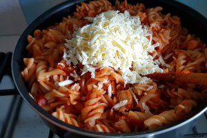 Paste cu piept de pui in sos chilli si mozzarela
