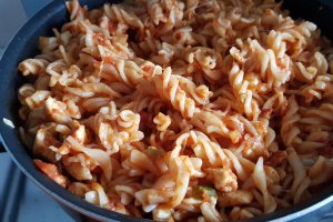 Paste cu piept de pui in sos chilli si mozzarela