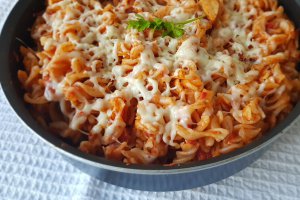 Paste cu piept de pui in sos chilli si mozzarela