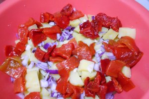 Salata de cartofi, cu ardei copti si salata verde creata