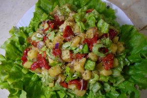 Salata de cartofi, cu ardei copti si salata verde creata