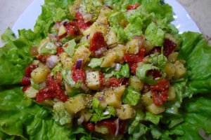 Salata de cartofi, cu ardei copti si salata verde creata
