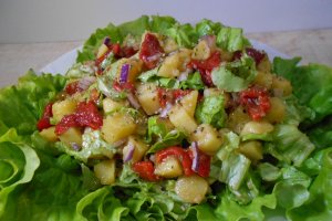 Salata de cartofi, cu ardei copti si salata verde creata
