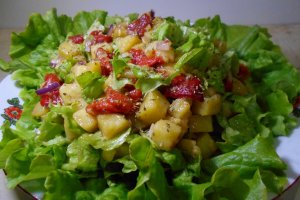 Salata de cartofi, cu ardei copti si salata verde creata