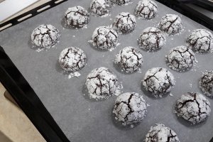 Desert chocolate crinkles