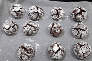 Desert chocolate crinkles