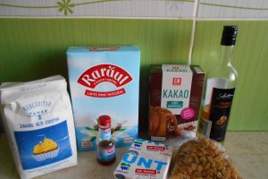 Desert ciocolata de casa, cu stafide aurii si aroma de alune de padure