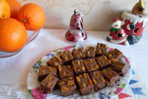 Desert ciocolata de casa, cu stafide aurii si aroma de alune de padure