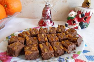 Desert ciocolata de casa, cu stafide aurii si aroma de alune de padure