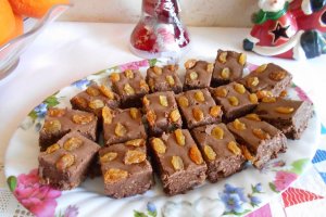 Desert ciocolata de casa, cu stafide aurii si aroma de alune de padure