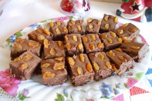Desert ciocolata de casa, cu stafide aurii si aroma de alune de padure