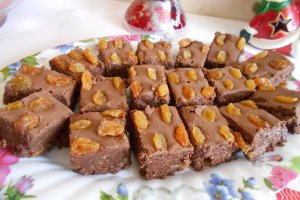 Desert ciocolata de casa, cu stafide aurii si aroma de alune de padure