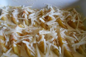 Cartofi gratinati, cu smantana si cascaval, la cuptor