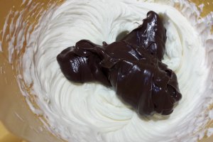 Desert tort cu ciocolata si zmeura