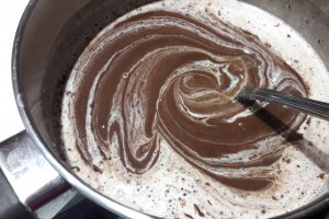 Desert tort sah cu ciocolata, mure și mascarpone