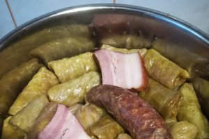 Sarmale in foi de varza murata cu afumatura