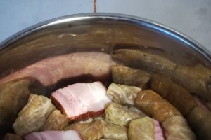 Sarmale in foi de varza murata cu afumatura