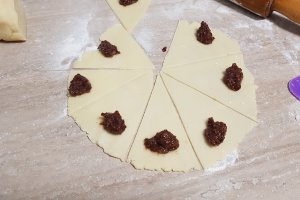 Desert cornulete cu gem de prune si nuca