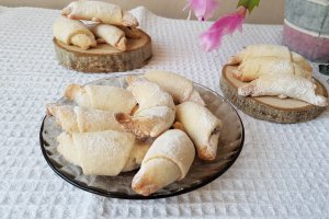Desert cornulete cu gem de prune si nuca