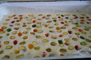 Desert ciocolata alba de casa, cu fistic si fructe confiate