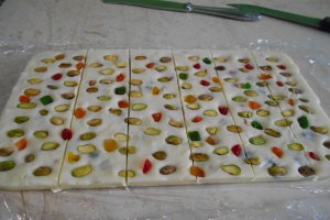 Desert ciocolata alba de casa, cu fistic si fructe confiate