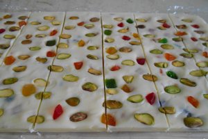 Desert ciocolata alba de casa, cu fistic si fructe confiate