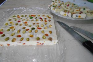 Desert ciocolata alba de casa, cu fistic si fructe confiate