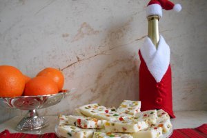 Desert ciocolata alba de casa, cu fistic si fructe confiate