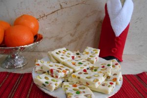 Desert ciocolata alba de casa, cu fistic si fructe confiate