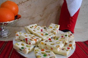 Desert ciocolata alba de casa, cu fistic si fructe confiate