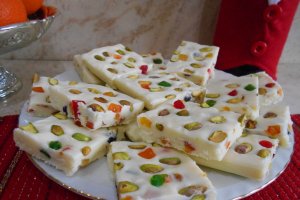 Desert ciocolata alba de casa, cu fistic si fructe confiate