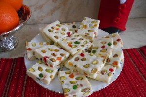 Desert ciocolata alba de casa, cu fistic si fructe confiate