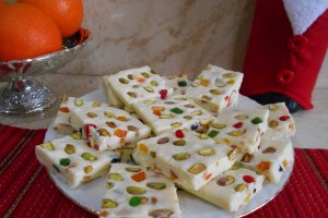 Desert ciocolata alba de casa, cu fistic si fructe confiate
