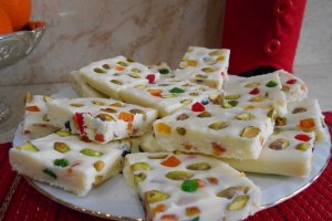 Desert ciocolata alba de casa, cu fistic si fructe confiate